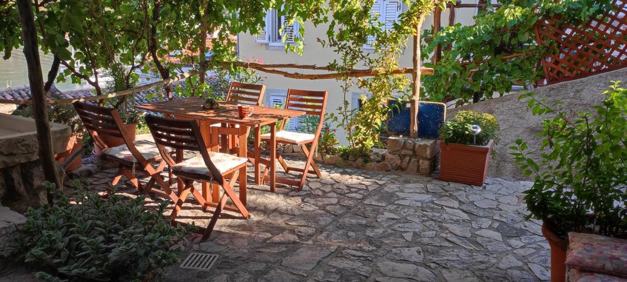 Apartment Desanti Valun Buitenkant foto